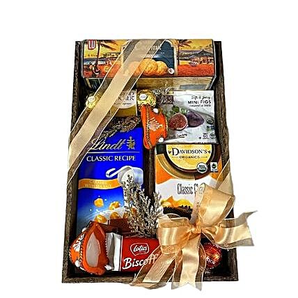 https://www.fnp.com/images/pr/usa/m/v20221011055342/diwali-celebrations-traditional-hamper.jpg